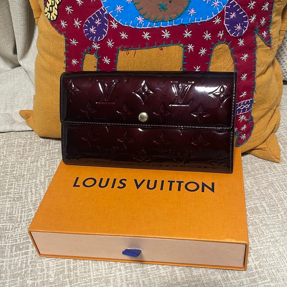 Louis Vuitton Amarante Vernis Sarah Monogram Wallet